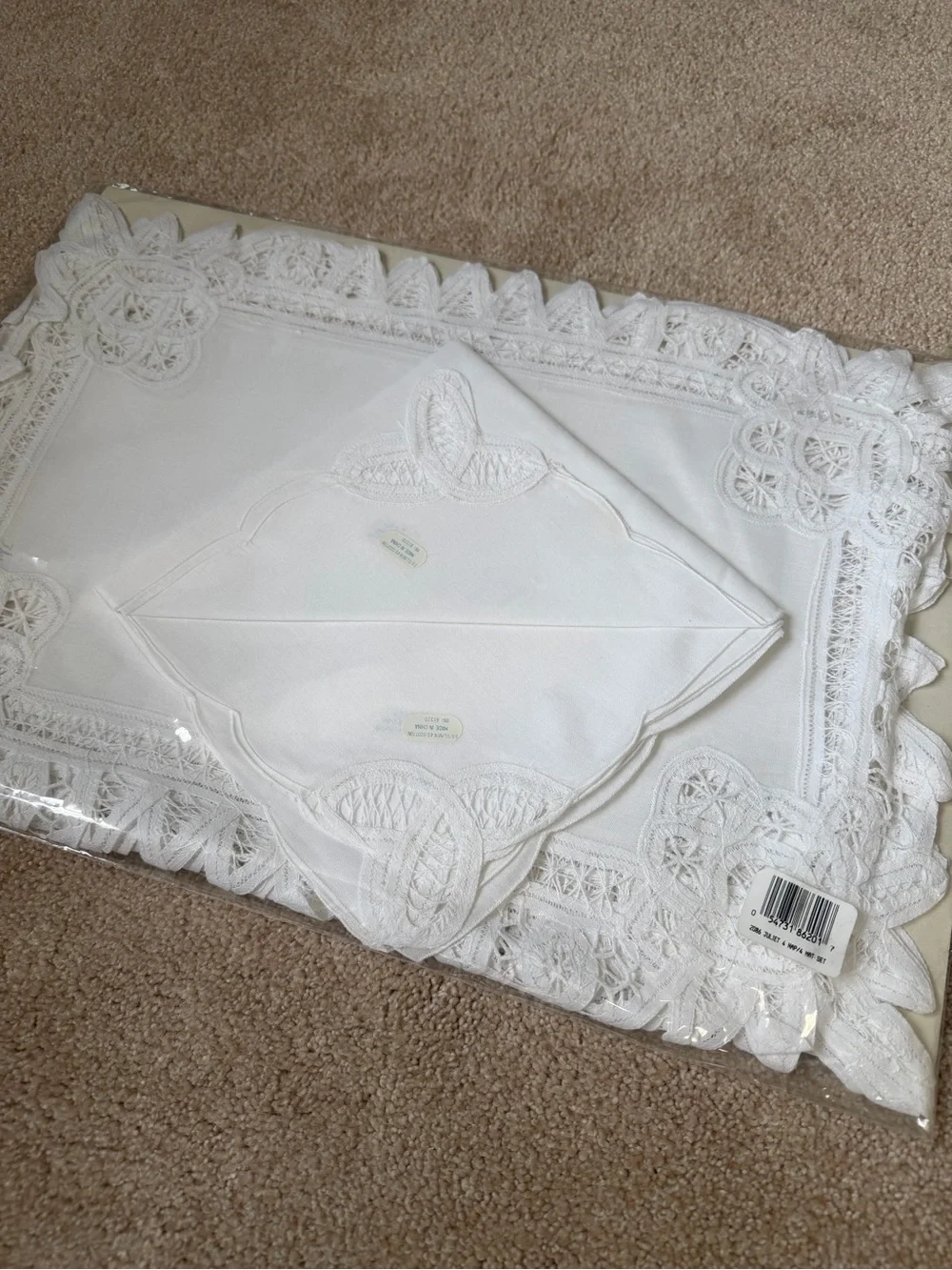 Lace Placemat and Napkin Set of 4 NIB eyelet lace placemat